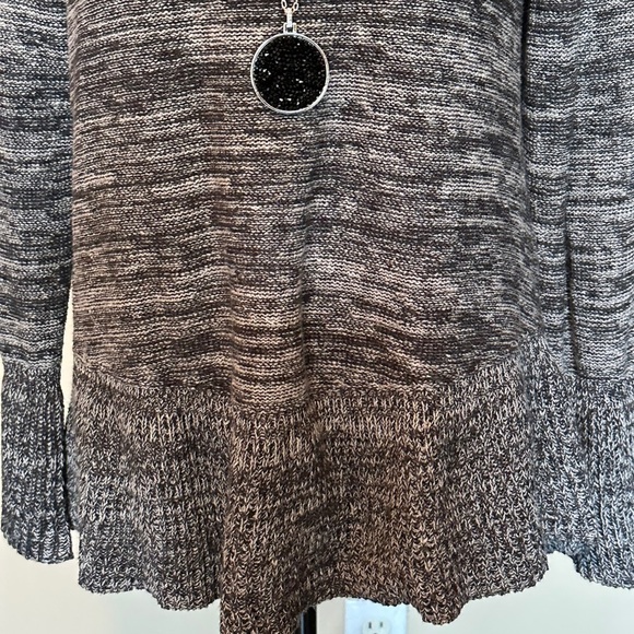 Nice sweater-never worn! (Necklace not included) - Picture 2 of 4